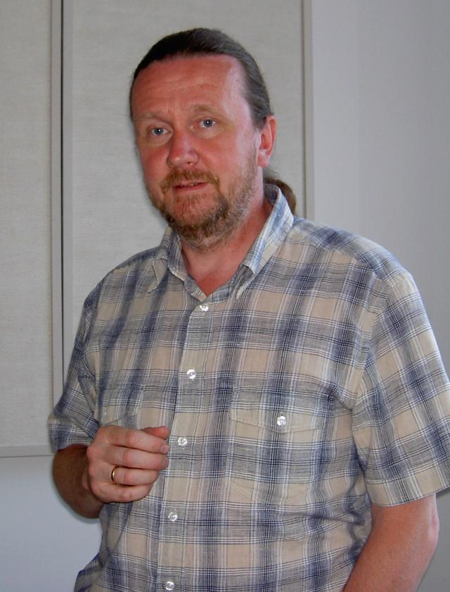 Toomas Siitan (1958) on lõpetanud 1981. aastal Eesti Muusika-akadeemia (Tallinna Konservatooriumi) heliloojadiplomiga, ent seejärel tegutsenud eelkõige muusikateadlase ja dirigendina. Doktorikraadi muusikateaduse alal omandas ta Rootsis Lundi ülikooli juures (2003). Alates 1986. aastast õpetab muusikaloolisi aineid Eesti Muusika- ja Teatriakadeemias, 2004. aastal valiti korraliseks professoriks. 1994. aastast tegutseb tema juhtimisel vanemale vokaal-muusikale pühendunud ansambel Studio Vocale, samast aastast juhib ta igal suvel toimuvat Haapsalu vanamuusikafestivali. Toomas Siitan on Eesti Muusikateaduse Seltsi ja Eesti Hümnoloogiaseltsi esimees ning Eesti Muusikanõukogu aseesimees. 