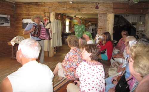 Galeriis kuulsime seto kõnet, laulu ja pillimängu: Ilmar Vananurm lõõtspilliga. Galeriis kuulsime seto kõnet, laulu ja pillimängu: Ilmar Vananurm lõõtspilliga.