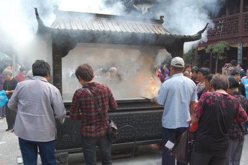 hanghai taoistlik tempel meelitab külastajaid. hanghai taoistlik tempel meelitab külastajaid.